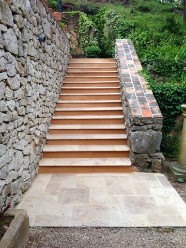 Reprise d'un escalier en travertin + enduit à la chaud en contre marche