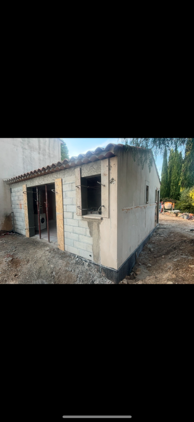 Démolition d'un mur (fissuré) / Reprise de la fondation / Réalisation d'un mur avec ouverture pour baie vitrée + fenêtre, linteau et génoise